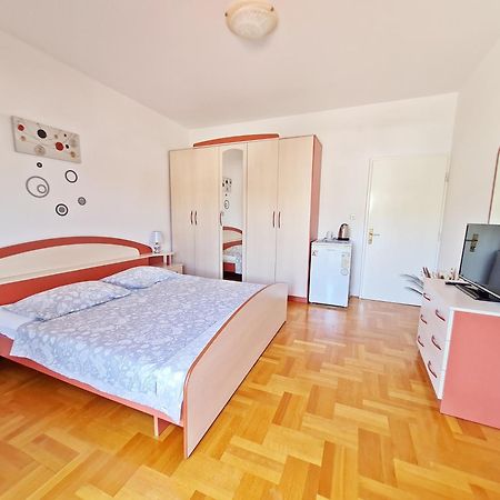 Rooms And Apartments Porat Stobrec Exterior photo